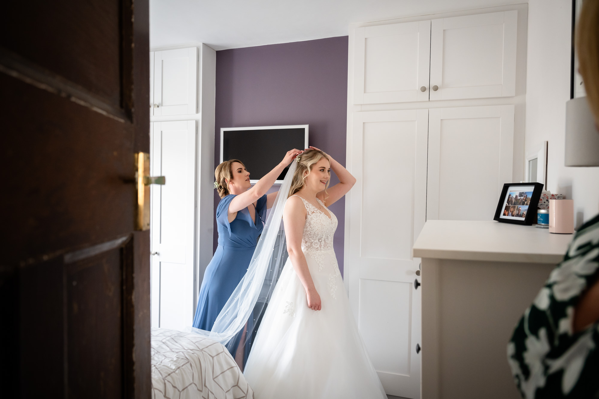 Bride putting on the veil 