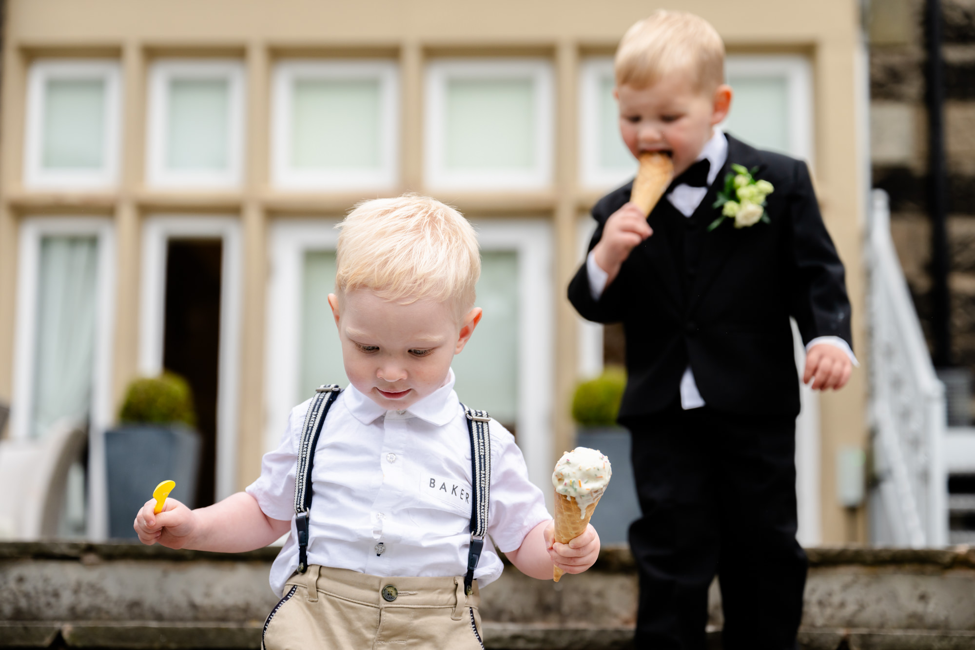 2 children with ice creams 